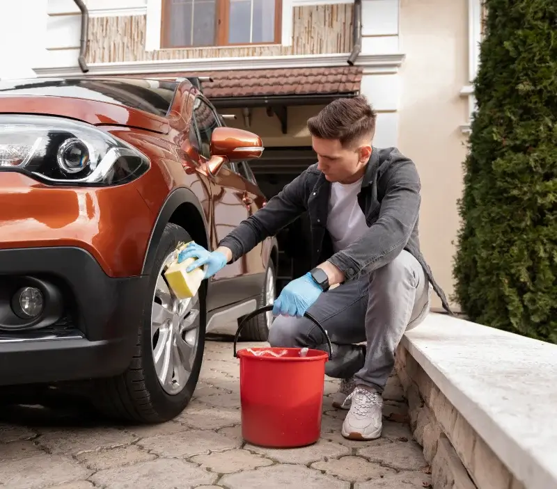 Lavage auto à domicile Simiane-la-Rotonde : professionnel intervenant sur un véhicule